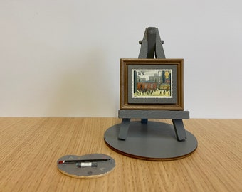 Adorno de sello Lowry con caballete, base y papel de regalo incluidos.