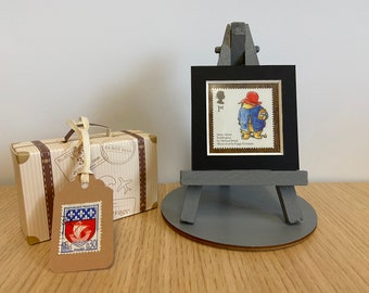 Adorno con forma de sello del oso Paddington con caballete, base y papel de regalo incluidos.