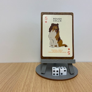 Ornamento a forma di cane Rough Collie - Nuova carta da gioco raffigurante un cane Rough Collie con cavalletto in legno, base e confezione regalo, inclusa un'esclusiva statuetta artistica di un collie.