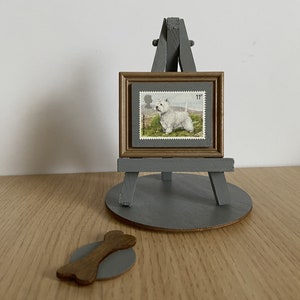 Adorno de sello de West Highland Dog: sello postal de 1979 de un westie con caballete gris, base y papel de regalo incluidos. Regalo de westie vintage único