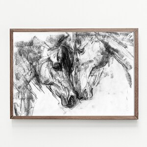 Pu&ograve; includere: Un disegno a matita in bianco e nero di due teste di cavallo, con i nasi che si toccano. Il disegno &egrave; incorniciato in una cornice di legno marrone chiaro.