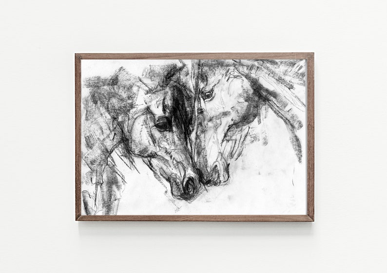 Pu&ograve; includere: Un disegno a matita in bianco e nero di due teste di cavallo, con i nasi che si toccano. Il disegno &egrave; incorniciato in una cornice di legno marrone chiaro.