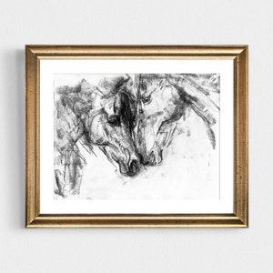 Pu&ograve; includere: Un disegno a matita in bianco e nero di due teste di cavallo, con una delle teste di cavallo parzialmente oscurata dall'altra. Il disegno &egrave; incorniciato in una cornice dorata.