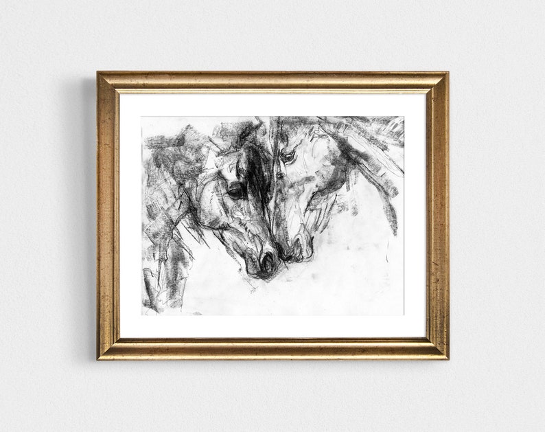 Pu&ograve; includere: Un disegno a matita in bianco e nero di due teste di cavallo, con una delle teste di cavallo parzialmente oscurata dall'altra. Il disegno &egrave; incorniciato in una cornice dorata.
