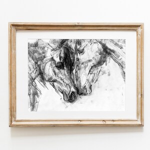 Pu&ograve; includere: Un disegno a matita in bianco e nero di due teste di cavallo, con i nasi che si toccano. Il disegno &egrave; incorniciato in una cornice di legno chiaro.