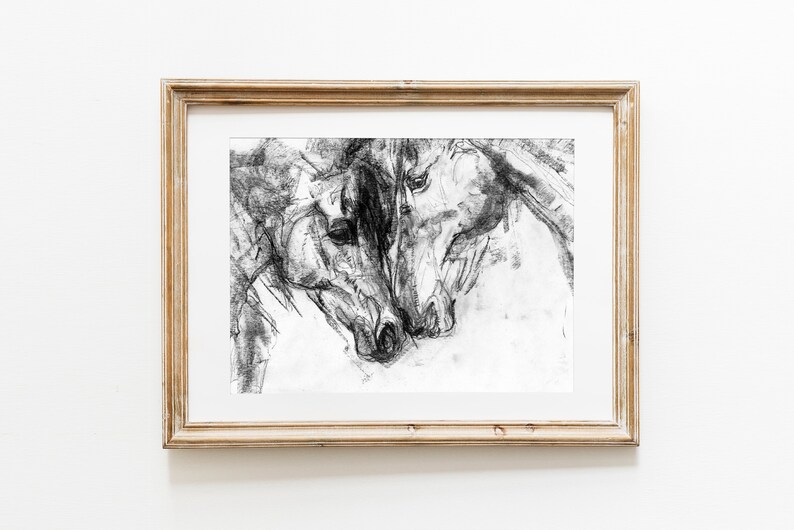 Pu&ograve; includere: Un disegno a matita in bianco e nero di due teste di cavallo, con i nasi che si toccano. Il disegno &egrave; incorniciato in una cornice di legno chiaro.