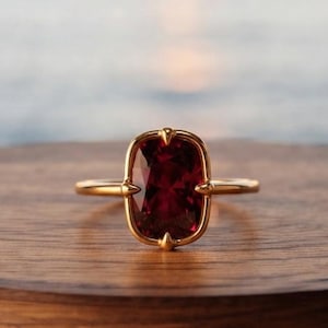 2 karat duvblodsrubin kuddslipad ring, fyrkantig infattning med gult guldband, unik blommig löftering för henne
