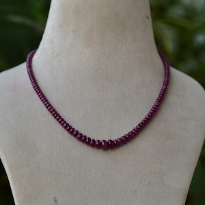 Peut inclure: Un collier composé de petites perles rondes de rubis rouge foncé.