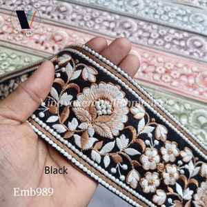 Puede incluir: Borde bordado negro con diseños florales blancos y dorados. El borde tiene aproximadamente 6,3 cm de ancho. Emb989.