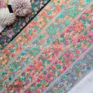 Puede incluir: Surtido de seis cintas de adorno bordadas en varios colores, incluyendo rosa, azul, verde y dorado. El adorno presenta un diseño floral con delicadas hojas y flores. El adorno se muestra sobre un fondo blanco. Emb988