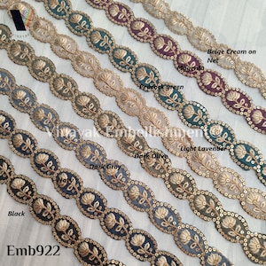 Può includere: Primo piano di dieci file di ricamo con bordatura dorata su un tessuto trasparente. Il bordino è di vari colori, tra cui nero, blu navy, grigio scuro, oliva scuro, lavanda chiaro, verde pavone, magenta, crema beige e bianco. Il bordino è etichettato "Emb922".
