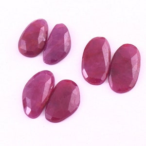 Puede incluir: Seis piedras preciosas de rubí ovaladas talladas. Las piedras son de color rosa intenso y tienen un acabado brillante.