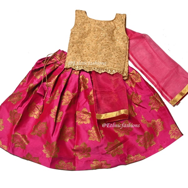 Ensemble Lehenga rose vif et doré pour filles, vêtements ethniques prêts à l’emploi pour enfants Lehenga, vêtements de fête, ensemble pavadai nouveau-né, filles Lehenga Choli