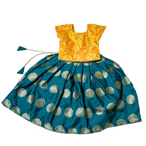 Lehenga Choli per ragazze di design con Dupatta, Lehenga per bambini con abbigliamento etnico pronto all'uso, Abbigliamento festivo per bambini, Pattu Pavadaai, Lehenga per ragazze con abbigliamento da sposa