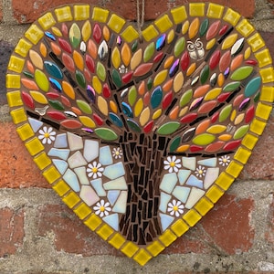 Art d'arbre de vie, arbre de vie en mosaïque, décoration de jardin, cadeau d'anniversaire, cadeau unique, mosaïque de coeurs, cadeau fait main pour elle, plaque murale en mosaïque image 1