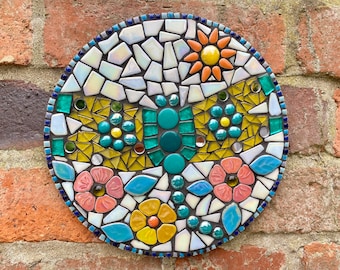 Arte da giardino a mosaico con libellule: decorazione murale turchese iridescente
