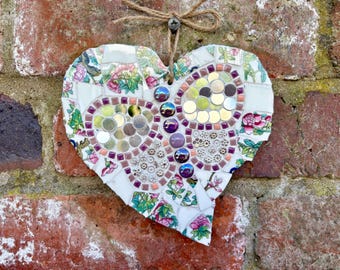 Gebrochene Porzellanmosaikkunst, Schmetterlingsdekor, handgemachte Gartenwandkunst