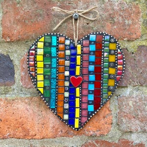 Arte de parede em mosaico de arco-íris com corações: decoração de jardim feita à mão