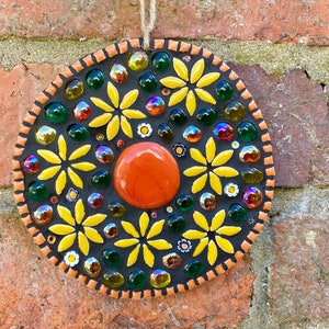 Mosaic garden plaque, round mosaic, gift for garden, bespoke mosaic art, yard decor, unique handmade gift, flower mosaic, outdoor gift