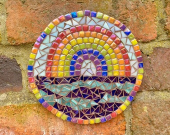 Mosaik Wandgelage, runde Gartenkunst, Gartenwandmosaik, Strandhauskunst, Regenbogenkunst am Meer, Regenbogenkunstgeschenk, Küstenwandtafel