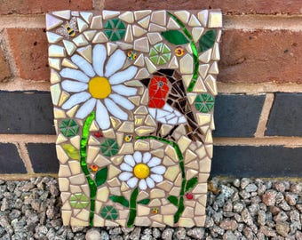 Mosaico da giardino con pettirosso: decorazione murale con piastrelle floreali fatte a mano