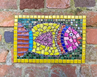 虹色の魚のモザイク：手作りタイル壁アート（30 x 20 cm） - Etsy 日本
