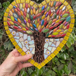 Art d'arbre de vie, arbre de vie en mosaïque, décoration de jardin, cadeau d'anniversaire, cadeau unique, mosaïque de coeurs, cadeau fait main pour elle, plaque murale en mosaïque image 4