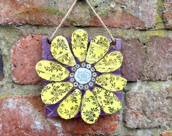 Mosaico di fiori in porcellana rotta, arte murale da giardino fatta a mano