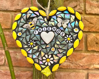 Personalisiertes Mosaikherz, Gartenmosaikherz, Geschenk für Mama, Mosaikherz mit Schmetterling, Biene und Gänseblümchen, handgemachtes Geschenk