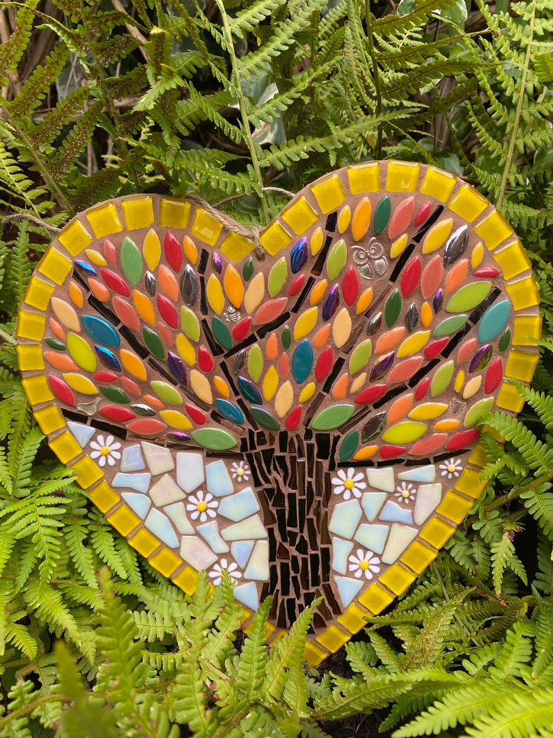 Art d'arbre de vie, arbre de vie en mosaïque, décoration de jardin, cadeau d'anniversaire, cadeau unique, mosaïque de coeurs, cadeau fait main pour elle, plaque murale en mosaïque image 9