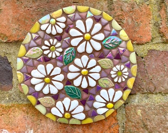 Mosaik-Wanddekoration, Gartenwandkunst, Gartenwandmosaik, Gartenregalkunst, Einweihungsgeschenk, Mosaik-Gänseblümchenkunst, handgemachtes Gartengeschenk, Gänseblümchen