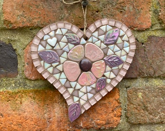 Mosaico hecho a mano, Arte de la pared del corazón, Decoración única del jardín, Regalo perfecto para los amantes del jardín, regalo en forma de corazón para ella, adorno de jardín, corazón rosa