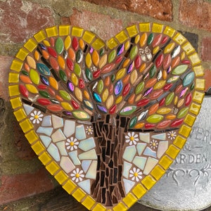 Art d'arbre de vie, arbre de vie en mosaïque, décoration de jardin, cadeau d'anniversaire, cadeau unique, mosaïque de coeurs, cadeau fait main pour elle, plaque murale en mosaïque image 2