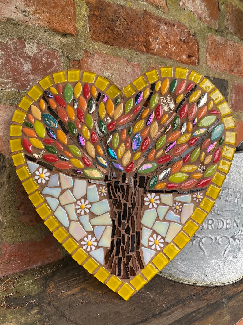 Art d'arbre de vie, arbre de vie en mosaïque, décoration de jardin, cadeau d'anniversaire, cadeau unique, mosaïque de coeurs, cadeau fait main pour elle, plaque murale en mosaïque image 2