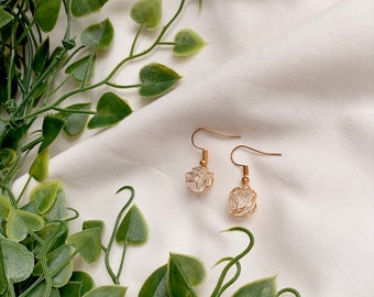 Złote kolczyki z koralikami, eleganckie i proste kolczyki boho