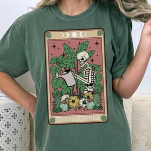 Comfort Colors lustiges Tarot Karten Shirt, Mama Gärtner Frauen Shirt, übergroßes Skelett Tarot Karten T-Shirt, Gothic mystisches Frauen Shirt, Pflanzenliebhaber