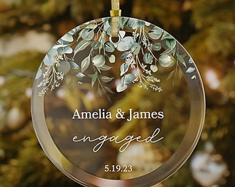 Décoration de fiançailles personnalisée, notre première décoration de Noël, cadeau de fiançailles, décoration en verre personnalisée verdure d'eucalyptus, cadeau pour couple