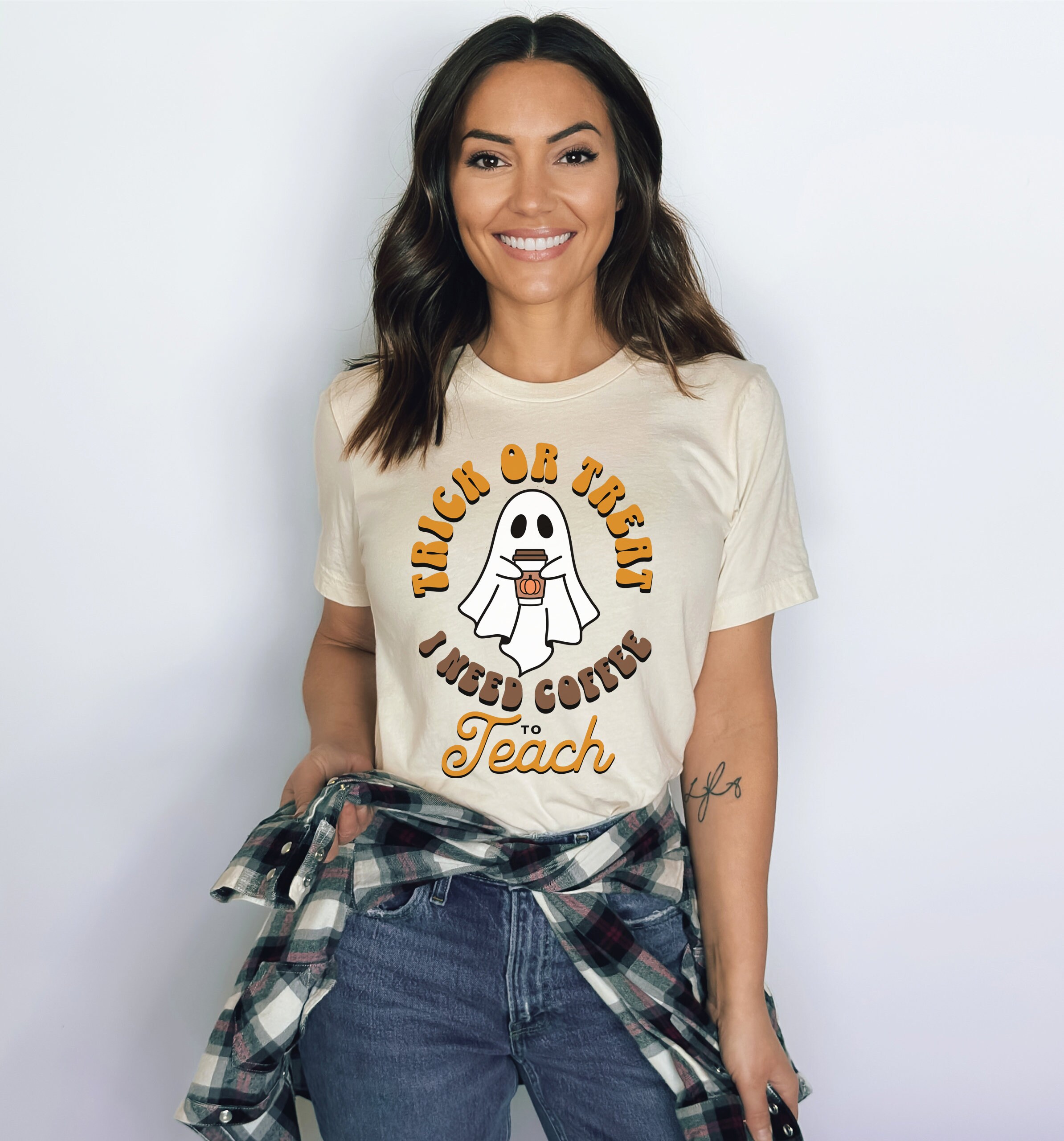 Camicia di Halloween per l'aula, camicia da donna retrò Groovy Ghost per insegnanti, maglietta divertente per l'insegnante che ha bisogno di caffè, elementare, scuola materna, scuola - Italia