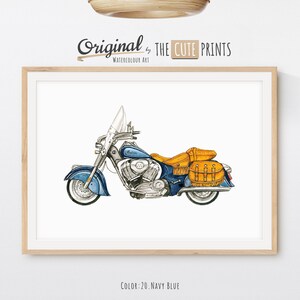 Puede incluir: Impresi&oacute;n art&iacute;stica en acuarela de una motocicleta azul marino con alforjas marrones. La motocicleta tiene un parabrisas transparente y neum&aacute;ticos blancos. La impresi&oacute;n est&aacute; en un marco de madera e incluye el texto "Original by The Cute Prints" y "Color: 20. Navy Blue."