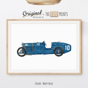 Pode incluir: Impressão de arte em aquarela de um carro de corrida vintage azul marinho com o número 10. A impressão é emoldurada em uma moldura de madeira clara e inclui o texto "Original by The Cute Prints". A cor é azul marinho.
