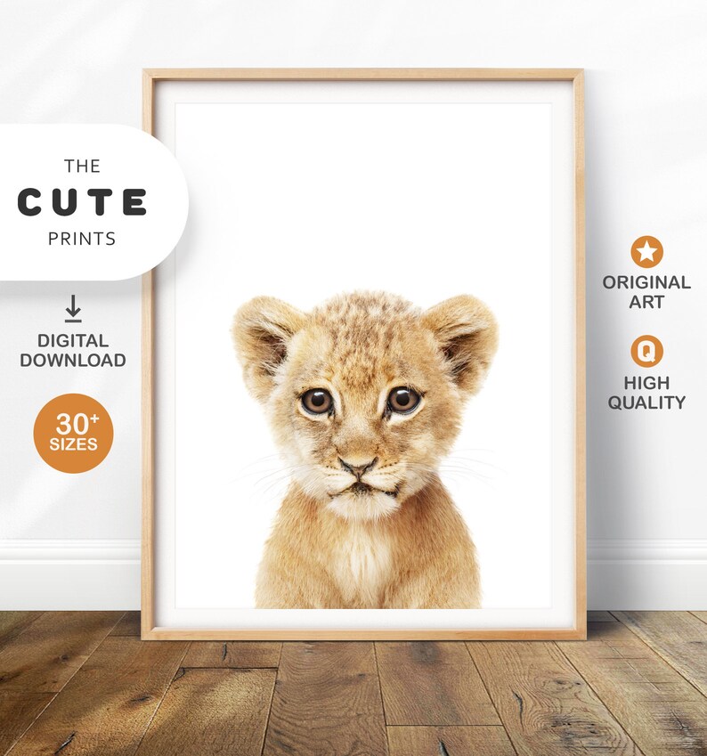 Peut inclure: T&eacute;l&eacute;chargement num&eacute;rique d'une impression d'art imprimable repr&eacute;sentant un gros plan d'un adorable lionceau aux grands yeux bruns. L'arri&egrave;re-plan est blanc.