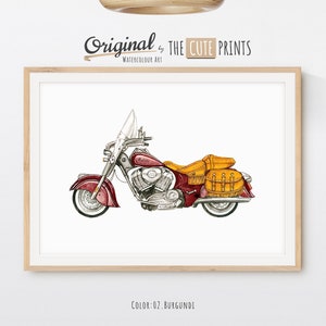 Puede incluir: Impresi&oacute;n art&iacute;stica en acuarela de una motocicleta burdeos con alforjas color canela. La motocicleta tiene un parabrisas y detalles cromados en el motor. La impresi&oacute;n est&aacute; enmarcada en un marco de madera clara e incluye el texto "Original by The Cute Prints".