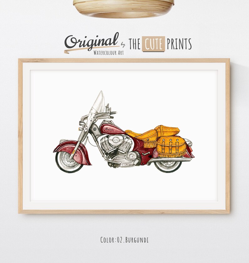 Puede incluir: Impresi&oacute;n art&iacute;stica en acuarela de una motocicleta burdeos con alforjas color canela. La motocicleta tiene un parabrisas y detalles cromados en el motor. La impresi&oacute;n est&aacute; enmarcada en un marco de madera clara e incluye el texto "Original by The Cute Prints".