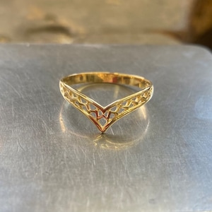 Celtic Wishbone Ring made from 9ct gold - Hallmarked - Celtic jewellery - Gaelic ring