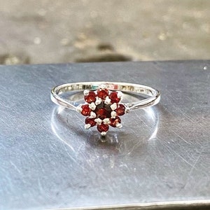 Bague grappe en argent sterling et grenat - Pierre de naissance de janvier - Large gamme de tailles disponible, y compris les tailles enfant
