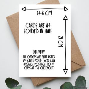 Puede incluir: Una tarjeta blanca A4 doblada por la mitad, con texto negro y dimensiones de 14,8 cm por 21 cm. La tarjeta est&aacute; dentro de un sobre marr&oacute;n. El texto en la tarjeta dice "CARDS ARE A4 FOLDED IN HALF".
