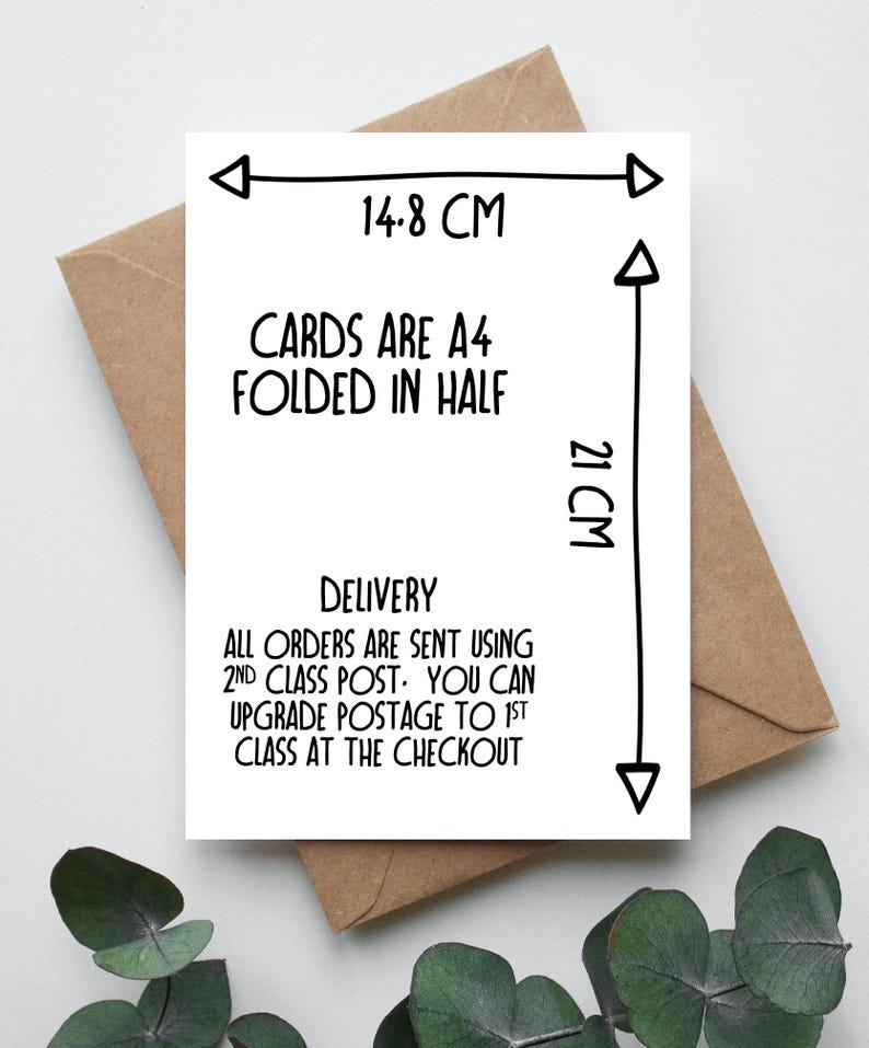 Puede incluir: Una tarjeta blanca A4 doblada por la mitad, con texto negro y dimensiones de 14,8 cm por 21 cm. La tarjeta est&aacute; dentro de un sobre marr&oacute;n. El texto en la tarjeta dice "CARDS ARE A4 FOLDED IN HALF".