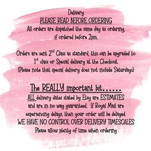 Puede incluir: Fondo rosa acuarela con texto negro sobre la entrega de pedidos. El texto incluye informaci&oacute;n sobre los tiempos de env&iacute;o, las opciones de env&iacute;o y las fechas de entrega estimadas. Los plazos de entrega son estimaciones y no est&aacute;n garantizados.