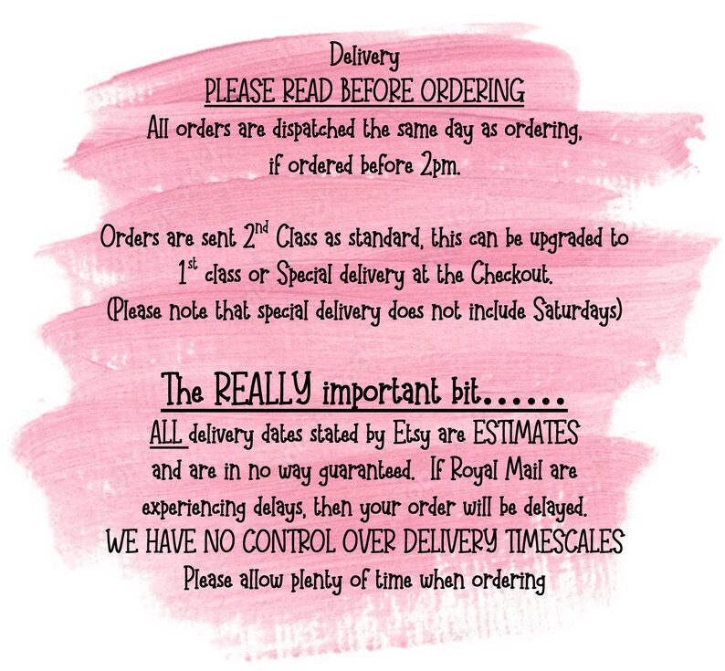 Puede incluir: Fondo rosa acuarela con texto negro sobre la entrega de pedidos. El texto incluye informaci&oacute;n sobre los tiempos de env&iacute;o, las opciones de env&iacute;o y las fechas de entrega estimadas. Los plazos de entrega son estimaciones y no est&aacute;n garantizados.