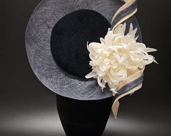Cappello Ascot in sinamay blu navy – Disco in velluto, fiore avorio